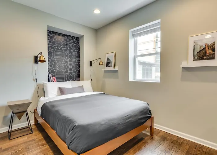 Vibrant & Stylish 4 Bed Condo Near Humboldt Park Apartment *