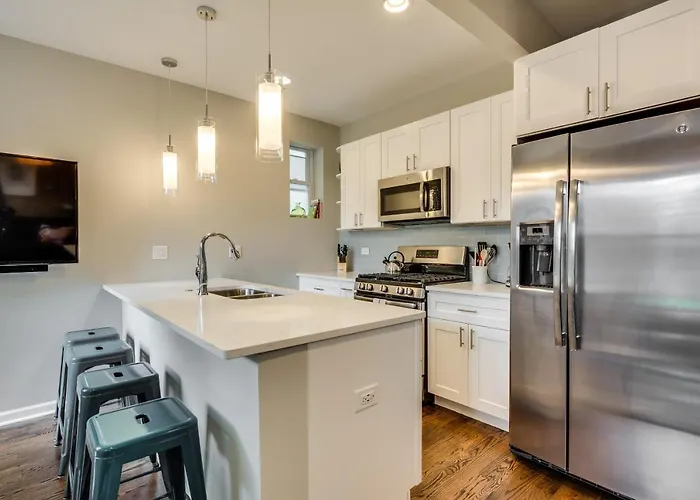 Vibrant & Stylish 4 Bed Condo Near Humboldt Park Apartment Chicago