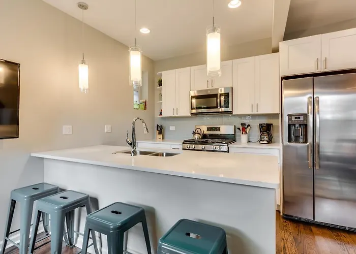 Vibrant & Stylish 4 Bed Condo Near Humboldt Park Apartment *