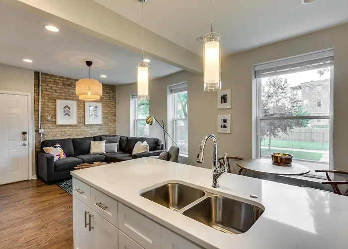 Vibrant & Stylish 4 Bed Condo Near Humboldt Park Apartment *