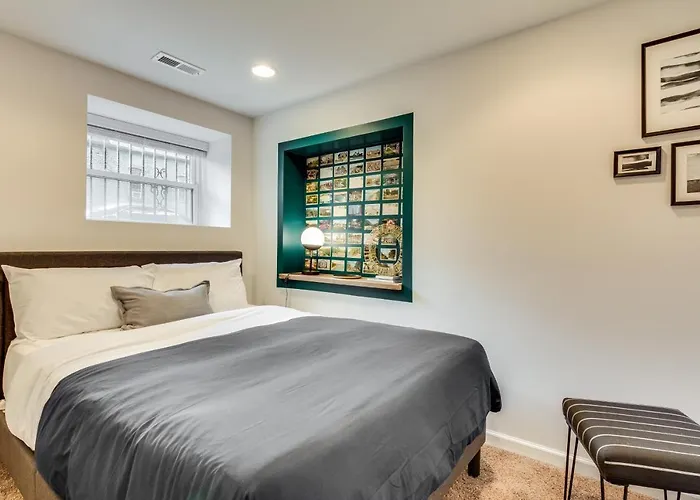 Vibrant & Stylish 4 Bed Condo Near Humboldt Park Apartment *