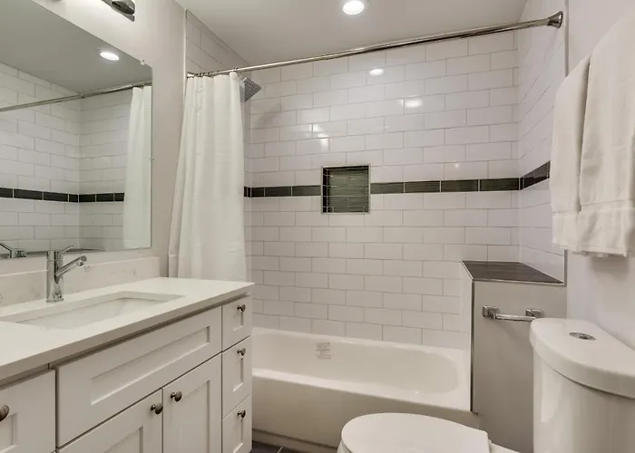 Vibrant & Stylish 4 Bed Condo Near Humboldt Park Apartment Chicago