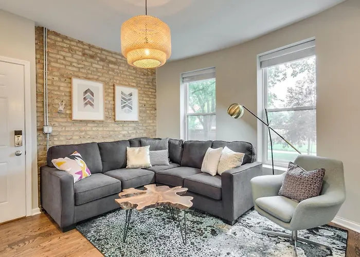 Vibrant & Stylish 4 Bed Condo Near Humboldt Park * Chicago