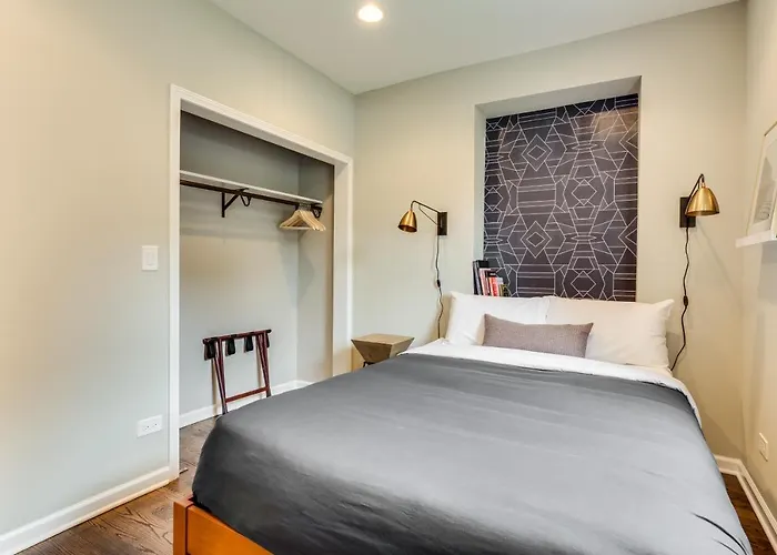 Vibrant & Stylish 4 Bed Condo Near Humboldt Park Apartment