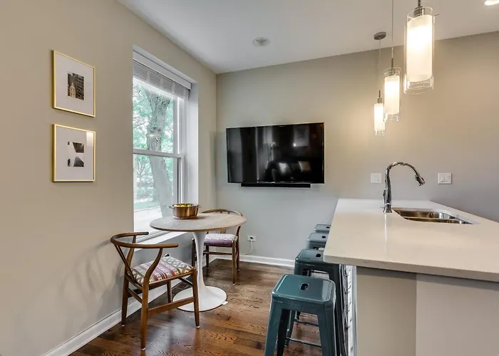 Apartment Vibrant & Stylish 4 Bed Condo Near Humboldt Park Chicago