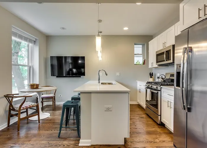 Vibrant & Stylish 4 Bed Condo Near Humboldt Park * Chicago