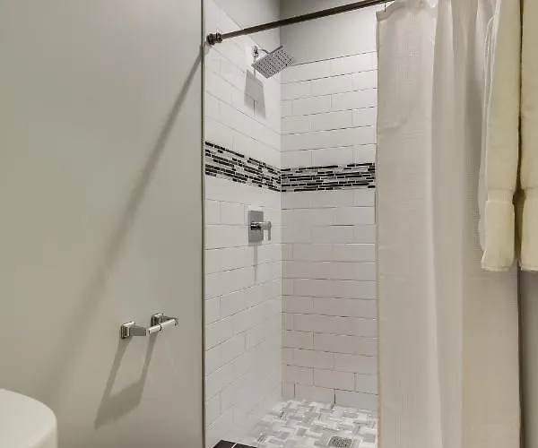 Vibrant & Stylish 4 Bed Condo Near Humboldt Park