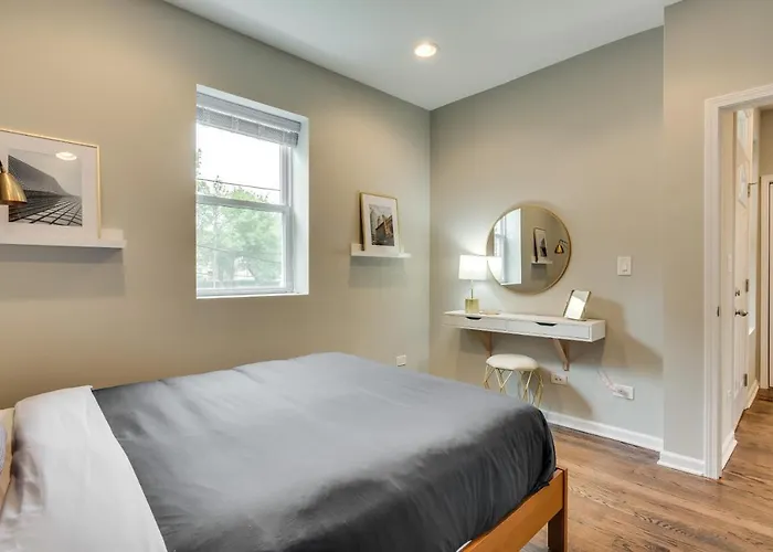 Vibrant & Stylish 4 Bed Condo Near Humboldt Park Apartment Chicago