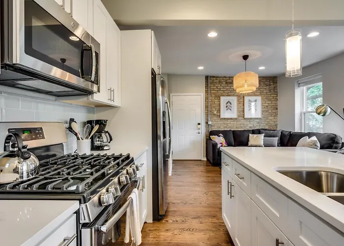 Vibrant & Stylish 4 Bed Condo Near Humboldt Park Apartment Chicago