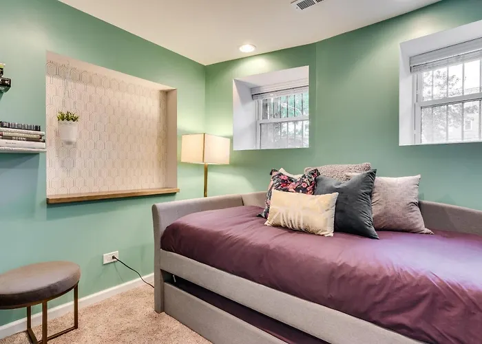 Vibrant & Stylish 4 Bed Condo Near Humboldt Park Apartment Chicago