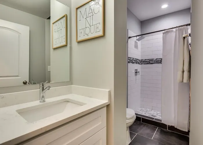 Vibrant & Stylish 4 Bed Condo Near Humboldt Park *