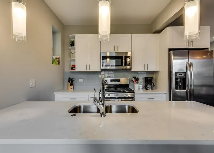 Vibrant & Stylish 4 Bed Condo Near Humboldt Park *