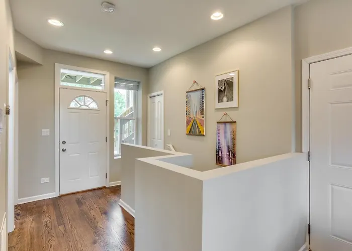Vibrant & Stylish 4 Bed Condo Near Humboldt Park
