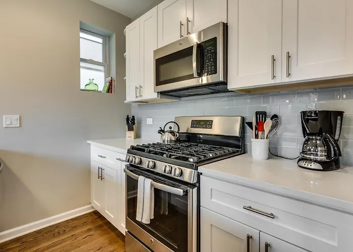 Vibrant & Stylish 4 Bed Condo Near Humboldt Park *