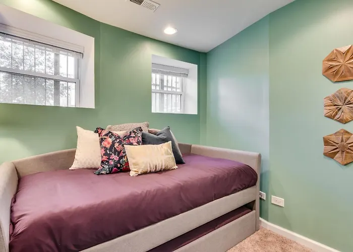 Vibrant & Stylish 4 Bed Condo Near Humboldt Park *